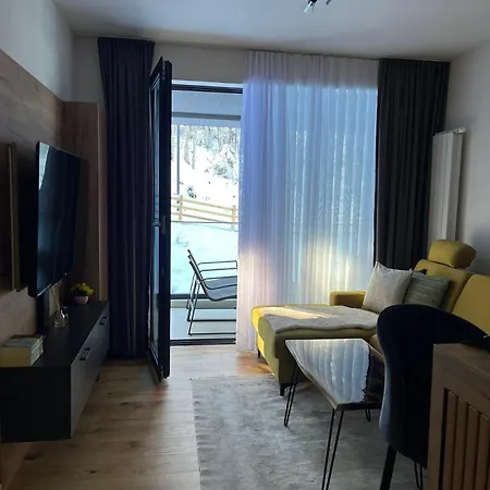 Yellow شقة بيلاسنيكا